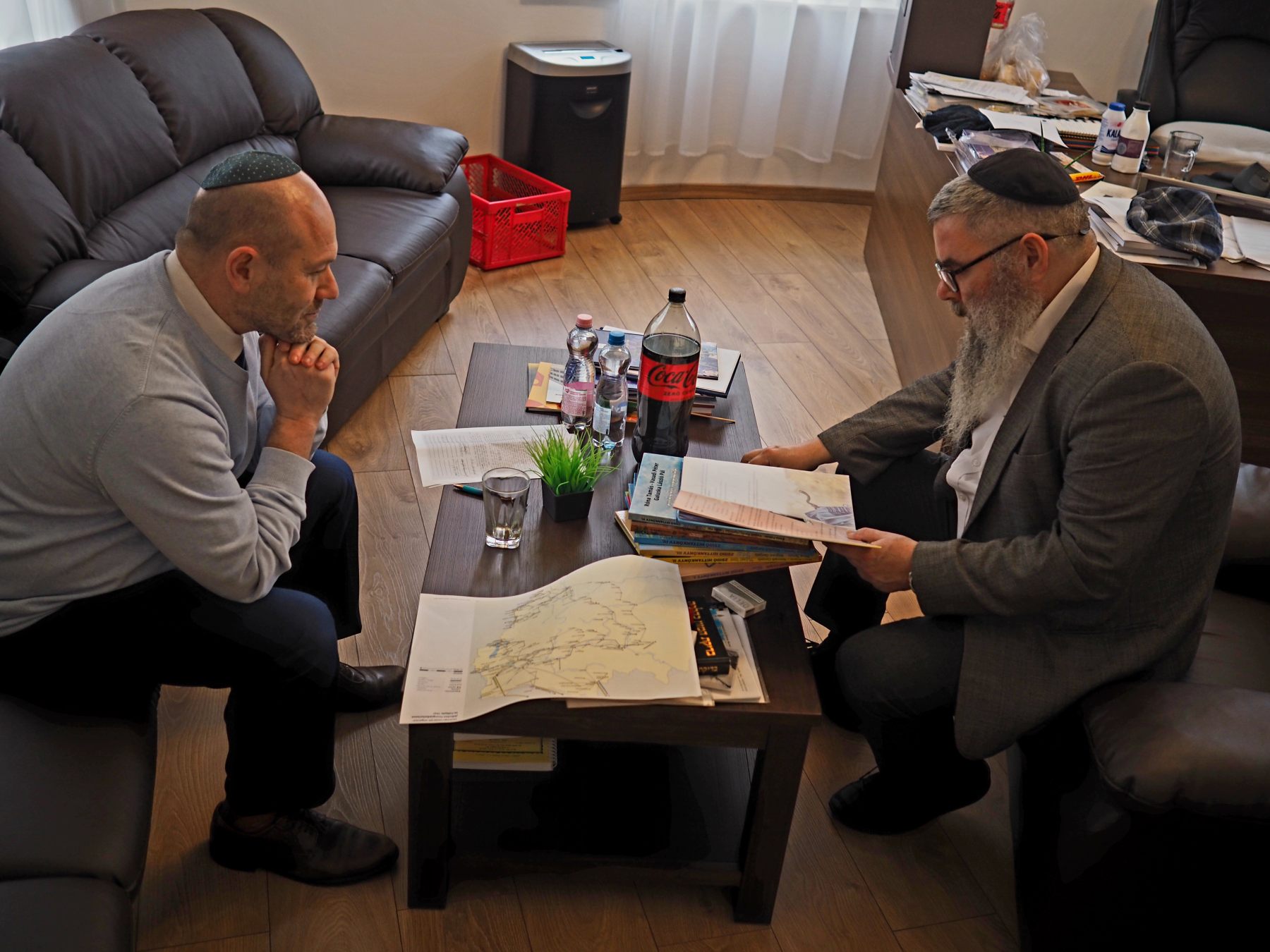 Róna Tamás és Szabó György a ZSIMA hittankönyveit tanulmányozza